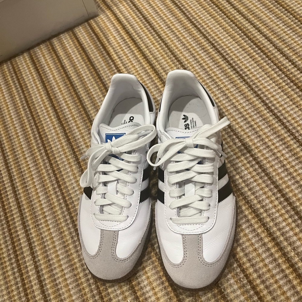 ADIDDAS Samba US size 6.5 which fits women 7.5 white with black stripes leather